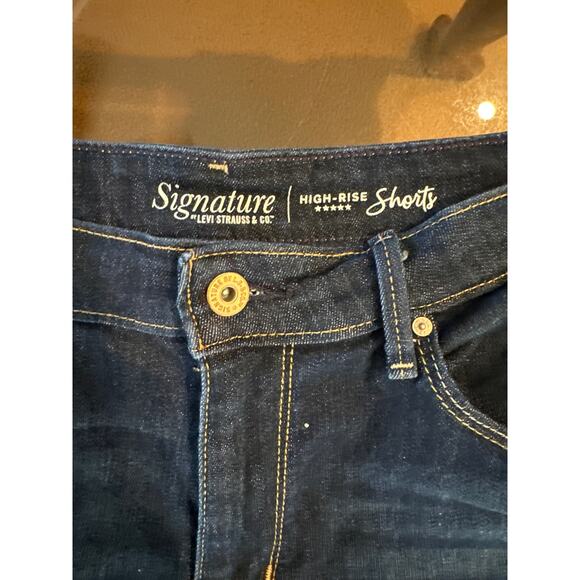 Women’s Levi’s Signature Distressed Jean Shorts. Size 31” - Picture 2 of 3